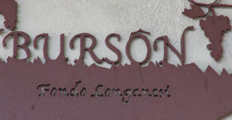 Ein Schild mit Burson als Werbung für den Wein aus der Longanesi-Traube. Foto: Katrin Walter, simplywalter.biz