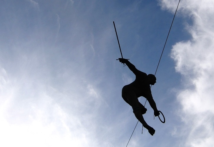 Trovare l'equilibrio nella comunicazione : Si vede una persona in cima bilanciare su una corda (Foto: Katrin Walter)