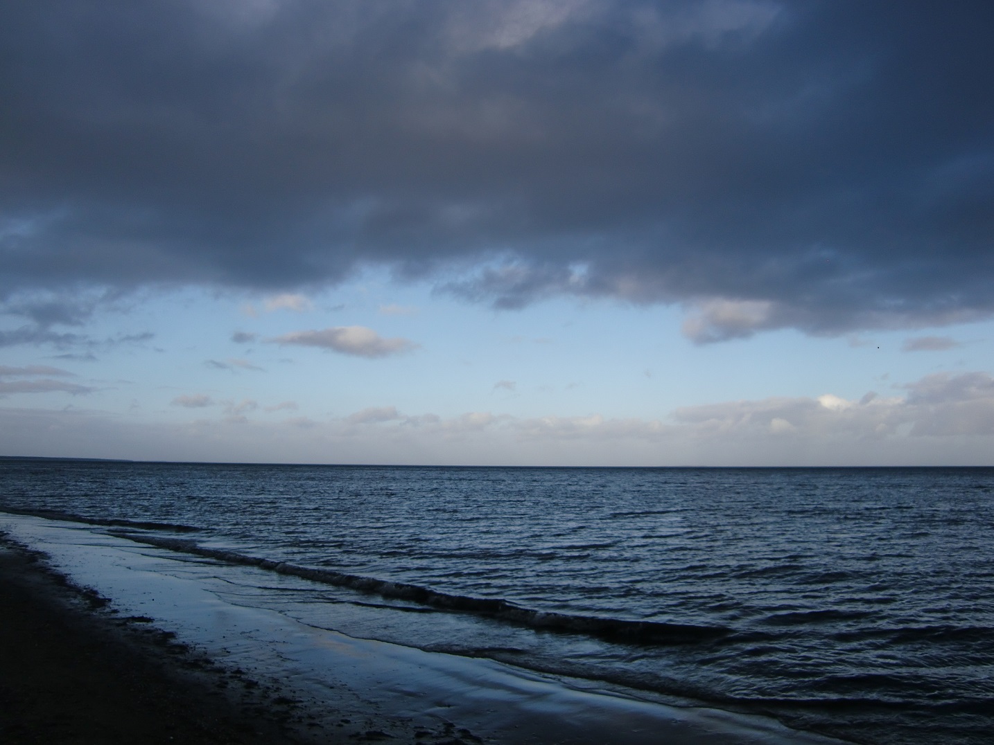 Die Ostsee im Winter: Man blickt auf Meer unter einem woklenverhangenen Himmerl. Alles in in Blau getaucht. Foto: Katrin Walter