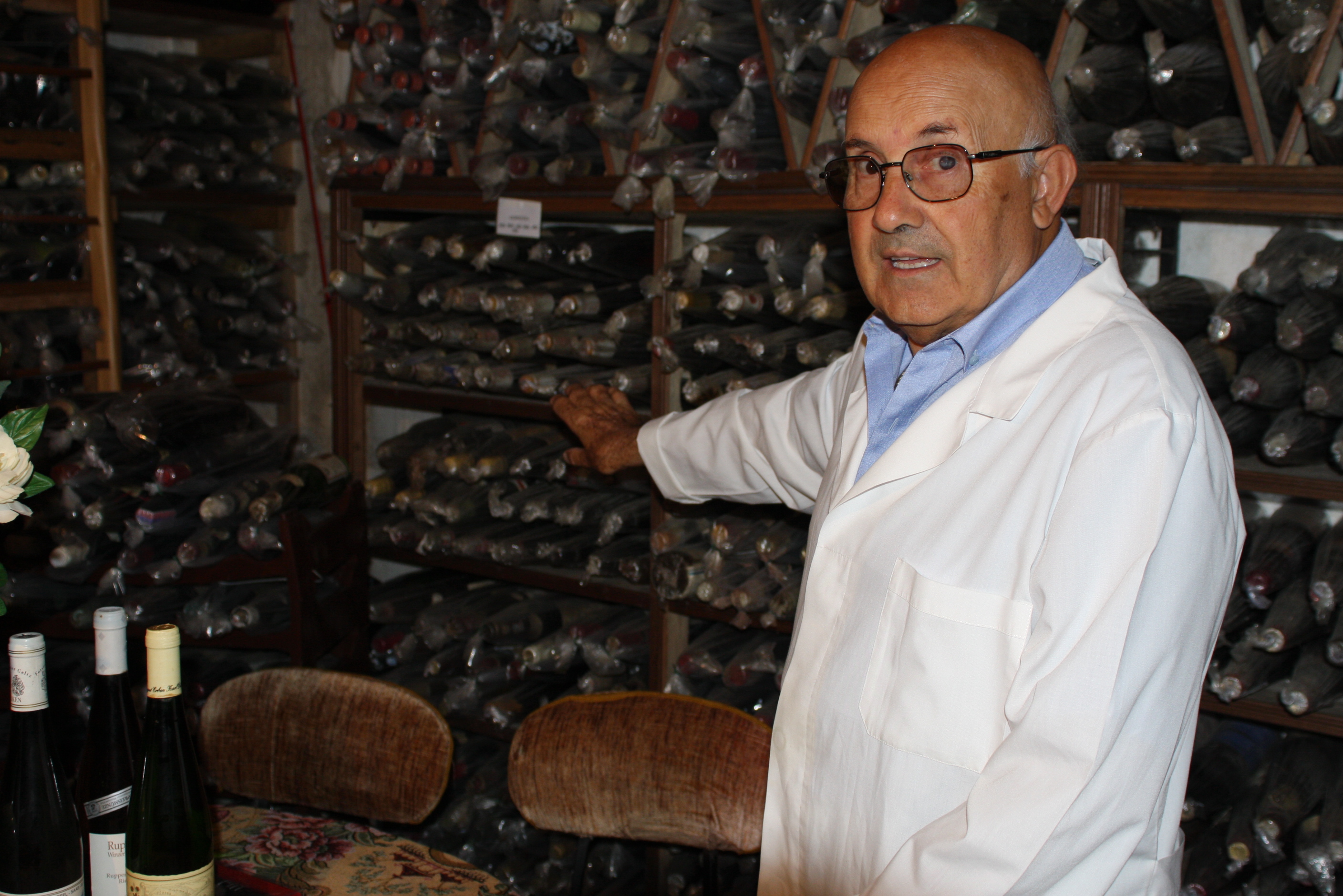 Nella foto si vede l'enologo del vaticano d'allora, Professore Giovanni Russo, nella sua enoteca dei vini d'epoca.