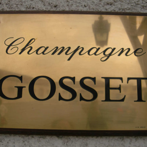 Das Schild aus Messing am Eingang zum Champagnerhaus Gosset in Ay. Foto: Katrin Walter