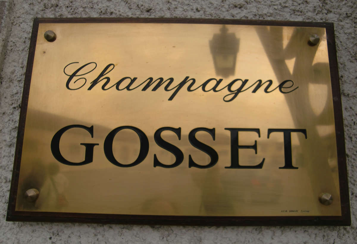 Das Schild aus Messing am Eingang zum Champagnerhaus Gosset in Ay. Foto: Katrin Walter