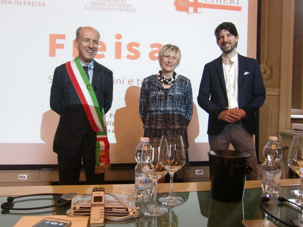 Begrüßung zur Freisa-Masterclass in Chieri durch den Bürgermeister, die Landwirtschaftreferentin und den Präsidenten des Konsortiums. Foto: Katrin Walter