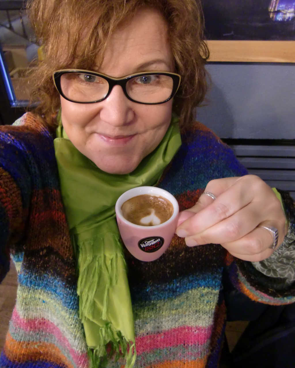 Katrin Walter bei einem Tässchen Kaffee Vergnano in Turin, "macchiato" mit einem Herz. Foto: simply walter