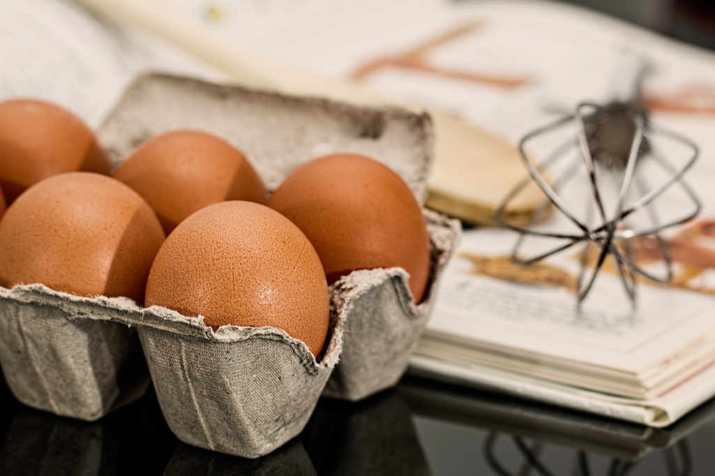 Frische Eier, eine der Hauptzutaten für ein wohlschmeckendes Tiramisu. Illustration zum Artikel zum Ursprung und der Etymologie von Tiramisu von Katrin Walter – simply walter