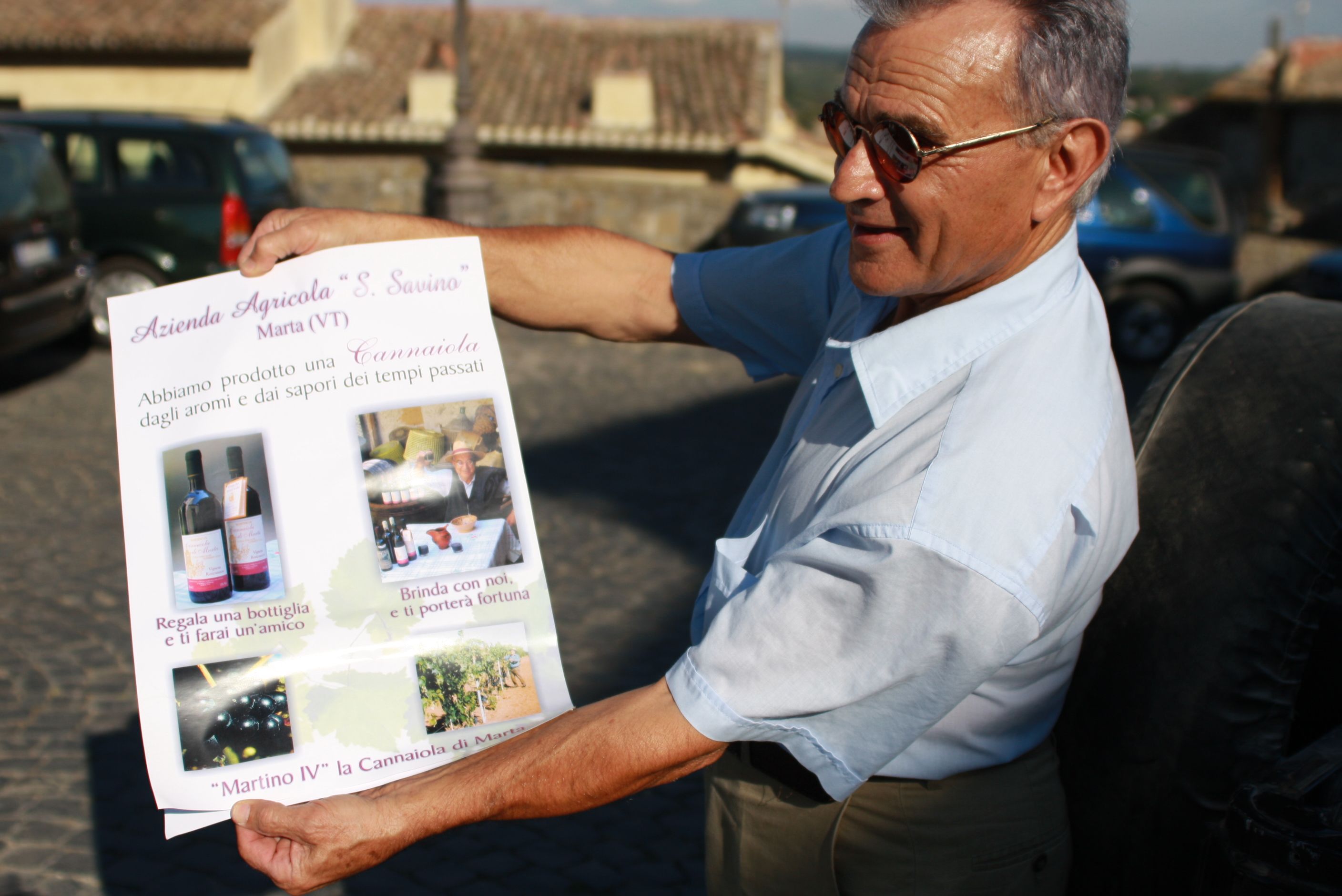 Auf dem Werbeplakat verheißt Cousin Silvano Castelli all jenen Glück und Freundschaft, die mit dem Cannaiola di Marta anstoßen.