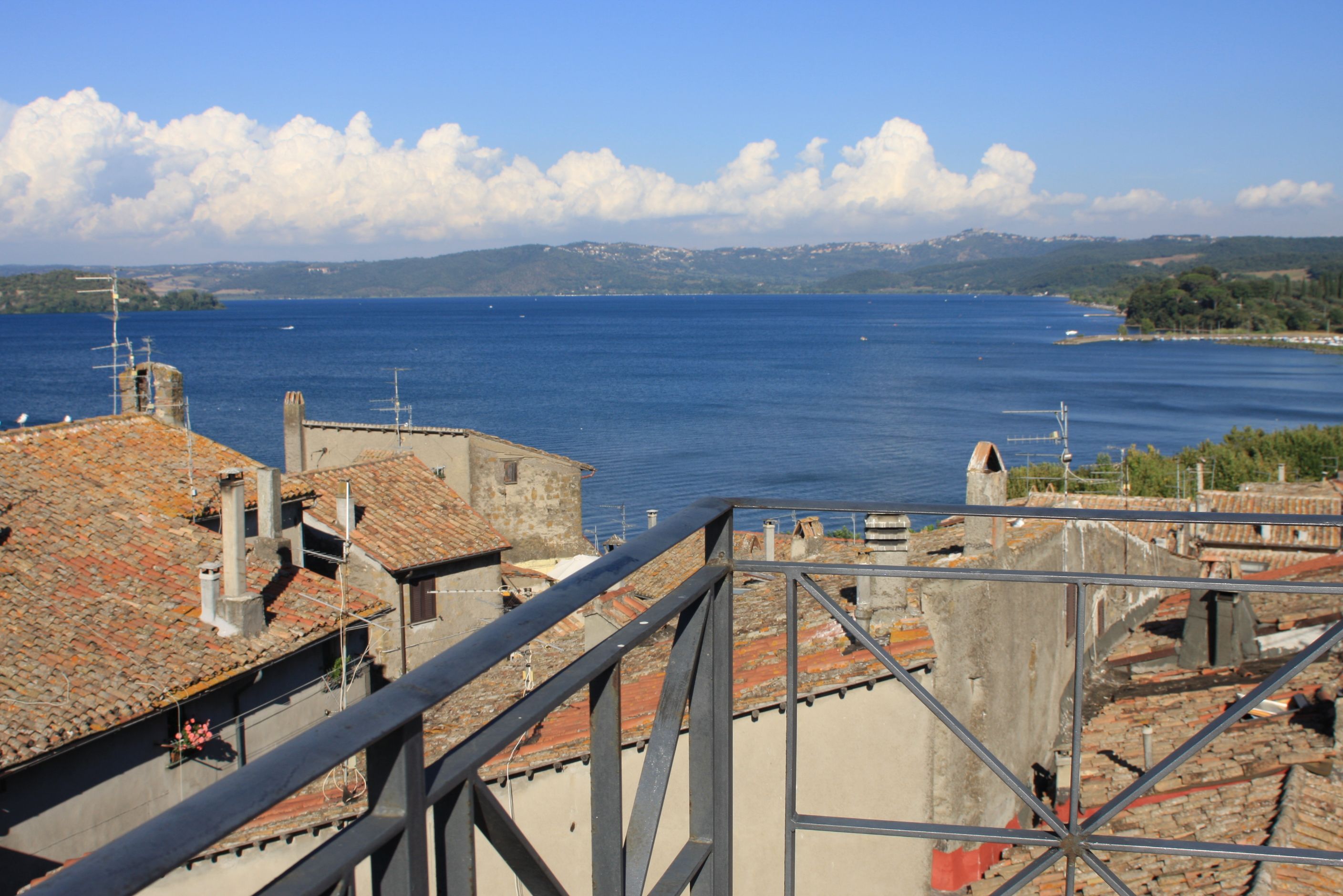 Schauspiel in natürlicher Kulisse, der Blick vom Plateau über dem Bolsena-See, das in Marta zur Theaterbühne wurde.