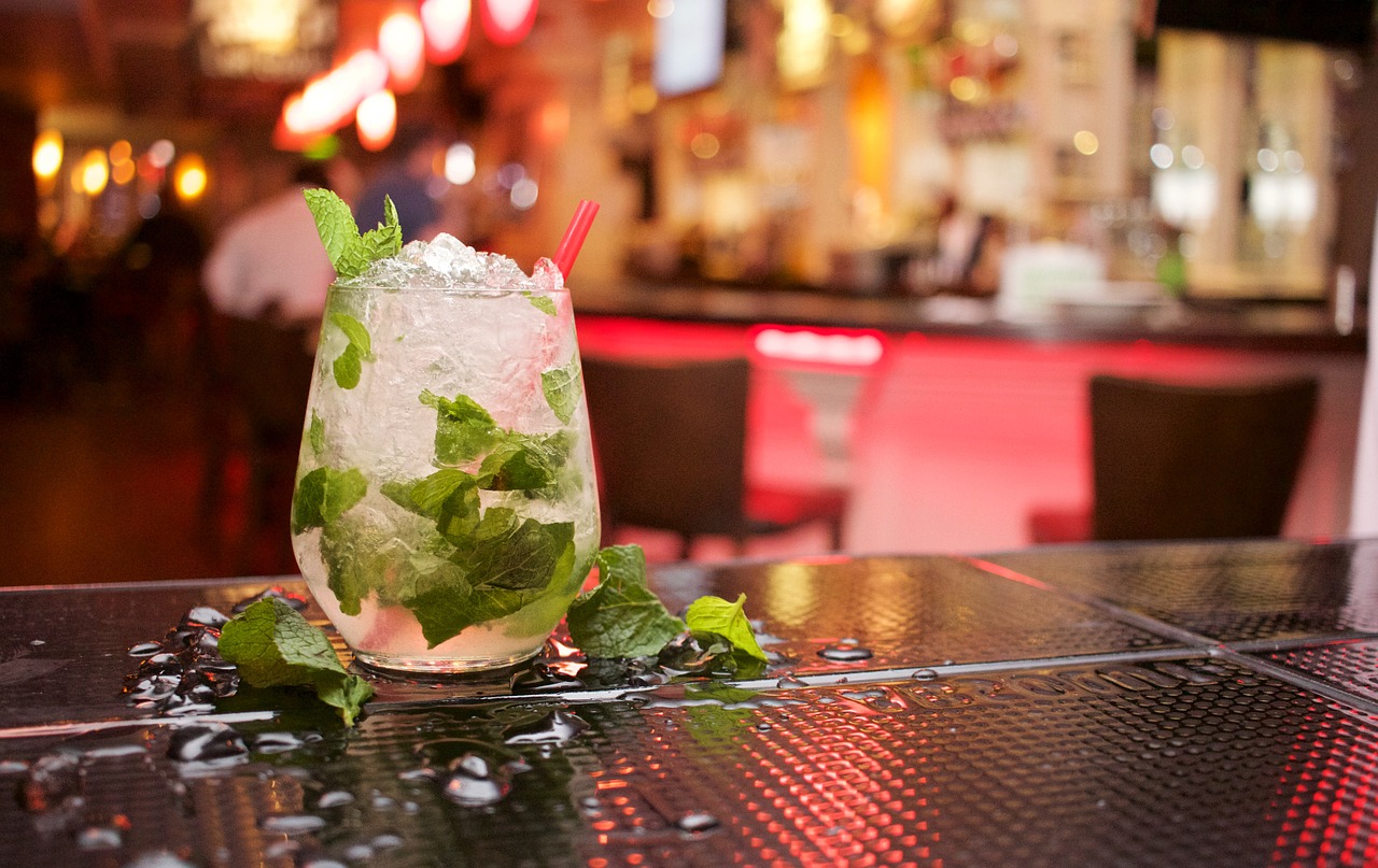 Mojito, gut gemacht und mit frischer Minze ein Genuss und beliebter Drink für alle, die den Geschmack von Rum mögen