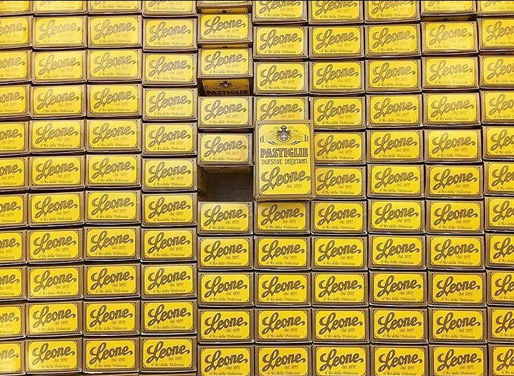 Alle Schachteln der Leone-Pastillen sehen innen gleich aus, nur die Umverpackung enthüllt den Geschmack. Foto von Pastiglieleone-Instagram