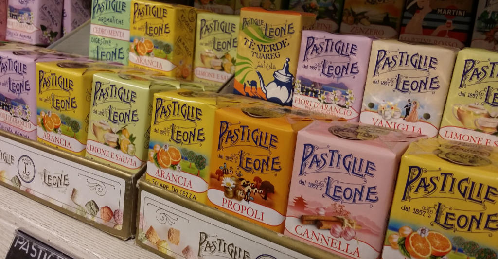 Die pastellfarbenen Umverpackungen der Pastiglie Leone-Schachteln. Foto: Katrin Walter - simply walter
