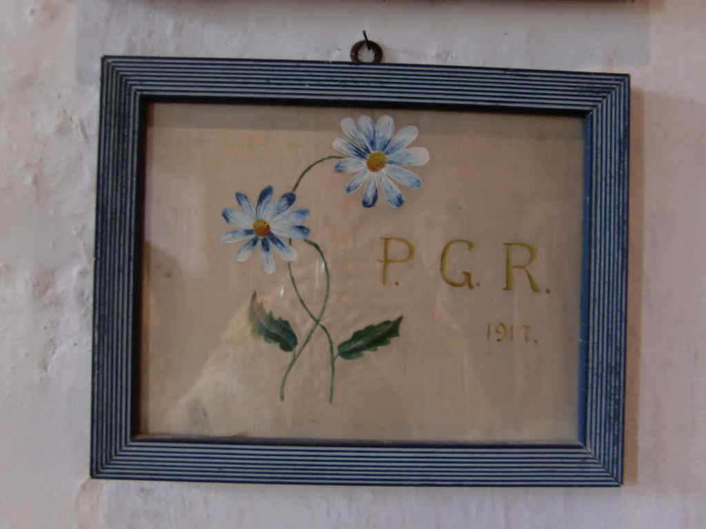 Stickerei im Rahmen: Danksagung aus dem Jahr 1917 für eine erfüllte Fürbitte in der Kirche San Leonardo in Lisignago, Cembratal. Foto: Katrin Walter – simply walter